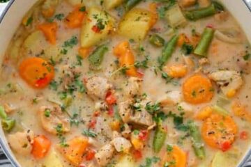 Tocăniță de pui la Crock-Pot – rețeta perfectă pentru a găti lent și a obține un preparat suculent și aromat