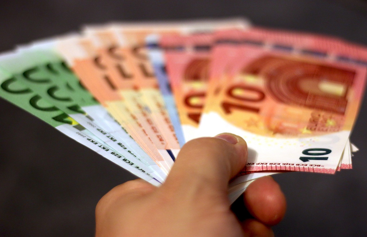 cine este pe bancnota de 100 lei